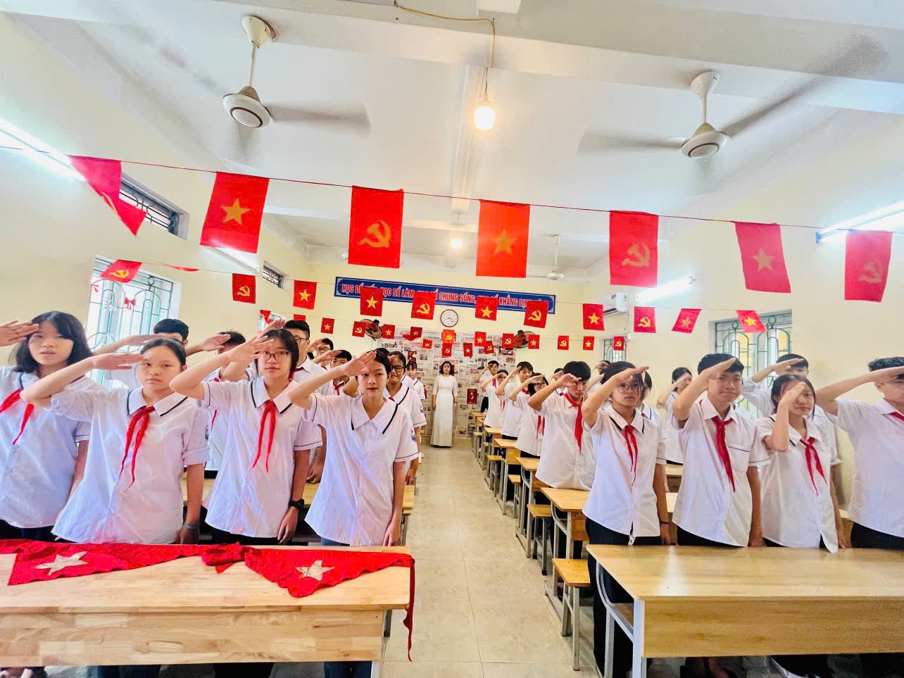 Tập thể nhà trường liên tục dẫn đầu khối thi đua bậc THCS, được Chủ tịch UBND thành phố Hải Phòng tặng cờ Thi đua xuất sắc toàn diện trong hai năm học liên tiếp 2023-2024 và 2024-2025.