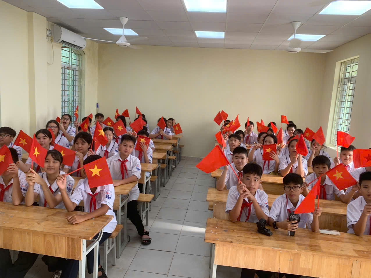 Các em học sinh hân hoan trong ngày tựu trường.