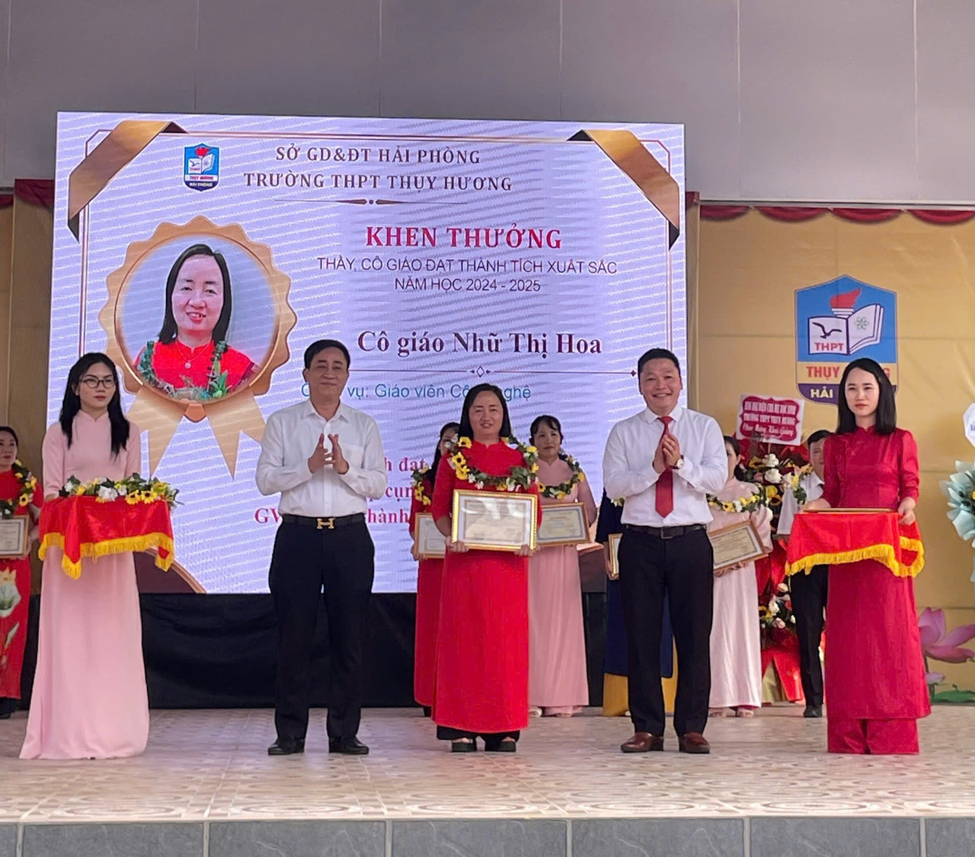 Để có được sự ghi nhận ngày hôm nay, các thầy cô đã ngày đêm không quản khó khăn, vất vả gieo mầm tri thức cho bao thế hệ học sinh.