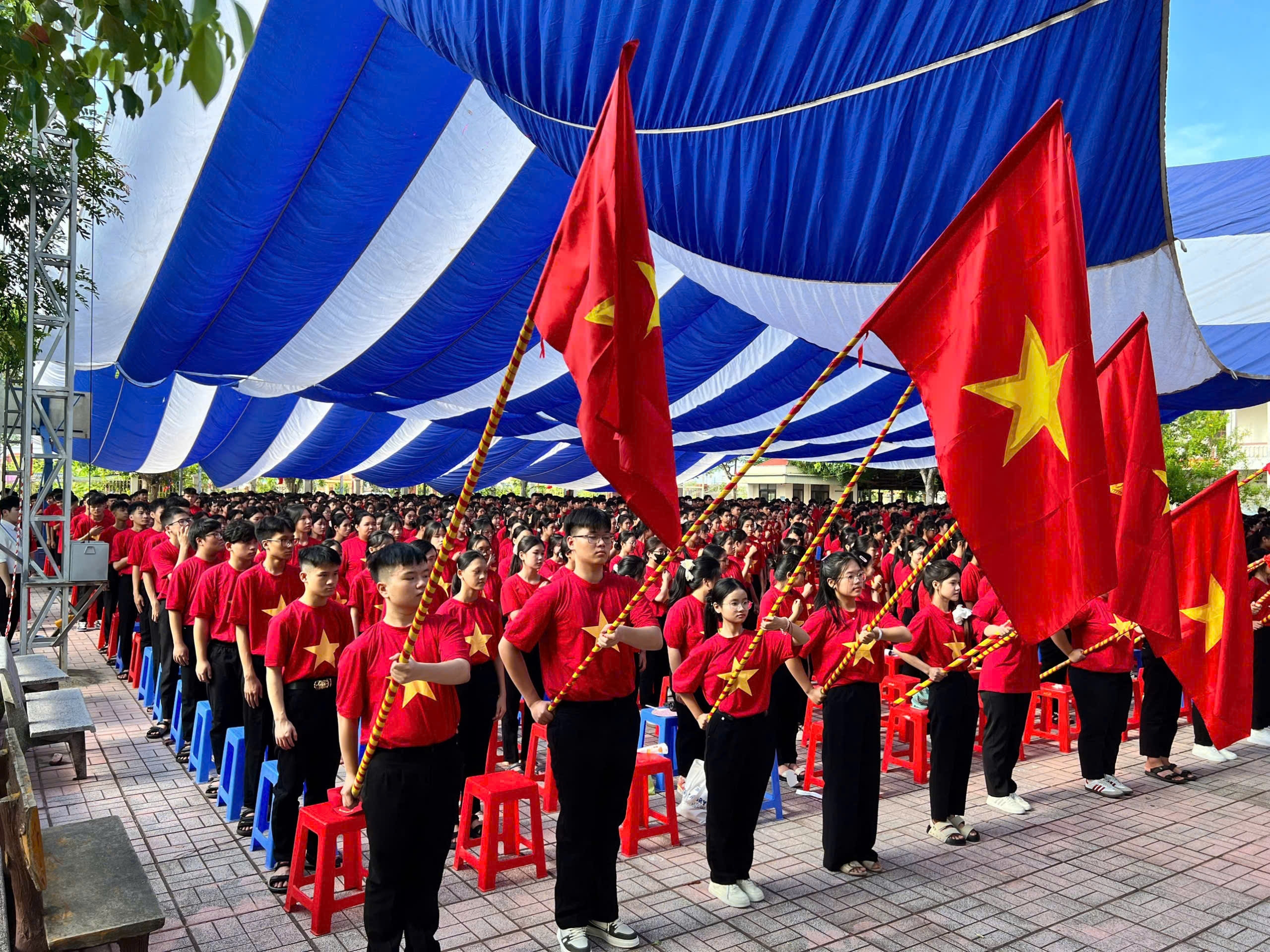 Trường  THPT Thuỵ Hương có 33 lớp với gần 1.500 học sinh. 