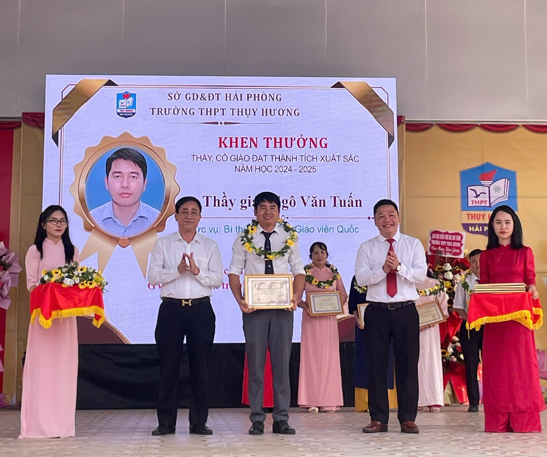 Đại diện lãnh đạo địa phương và nhà trường khen thưởng các giáo viên có thành tích xuất sắc trong năm học vừa qua.