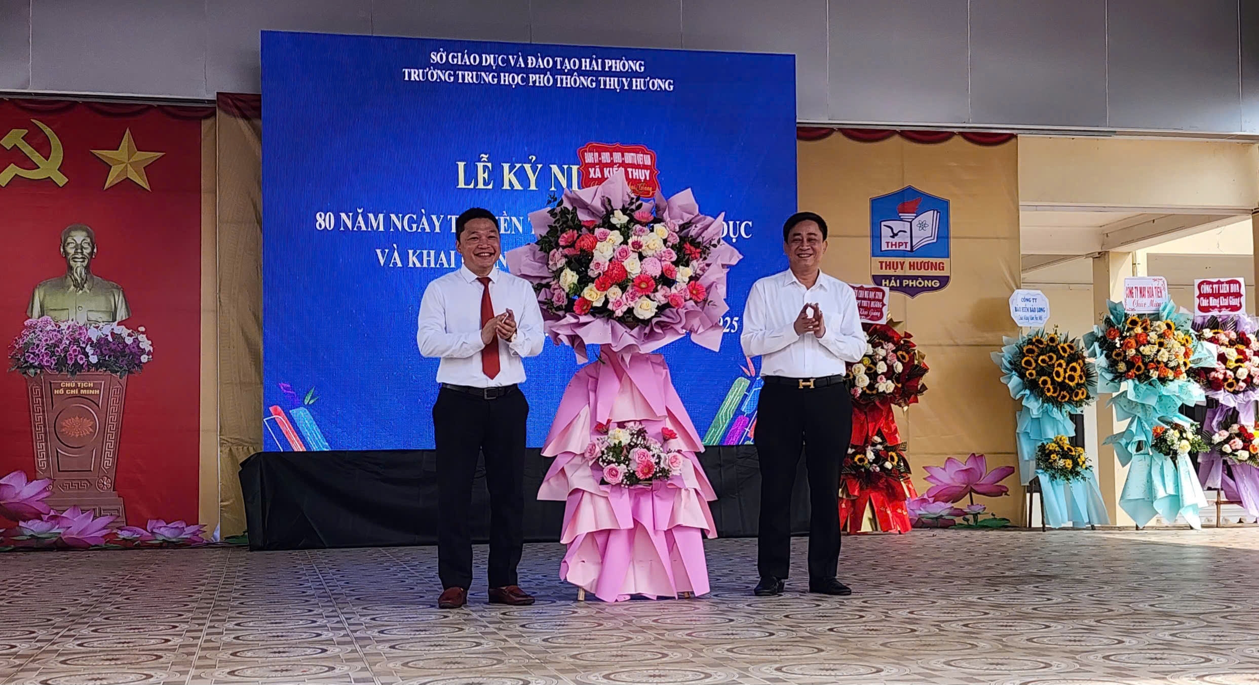 Thầy Phạm Trung Diên, hiệu trưởng trường THPT Thuỵ Hương nhận hoa chúc mừng từ lãnh đạo xã Kiến Thuỵ