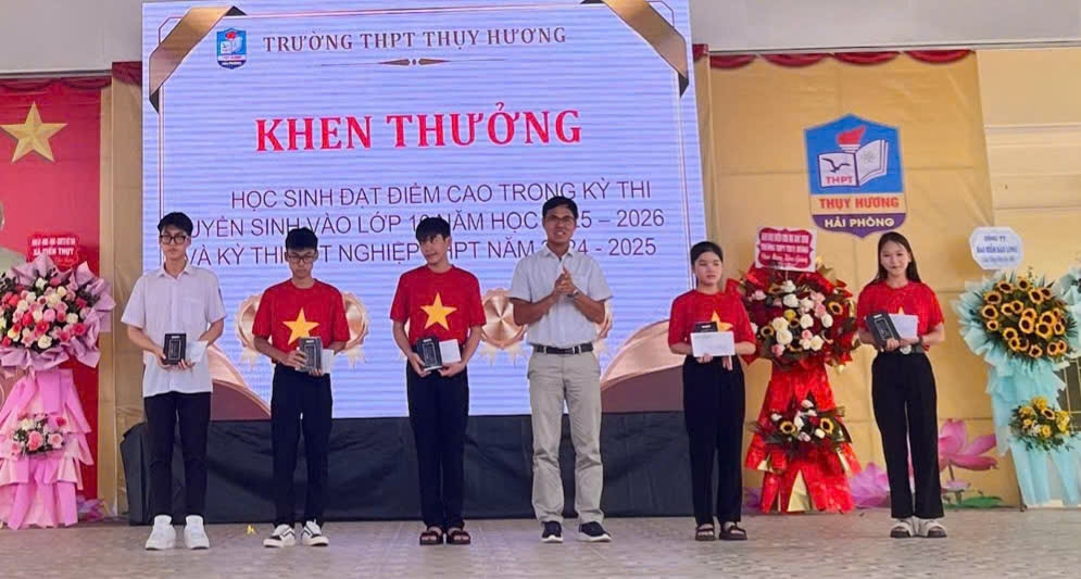 Những phần quà ý nghĩa được trao tới các em học sinh có thành tích trong kỳ thi tuyển sinh vào lớp 10 năm học 2025 -2026.