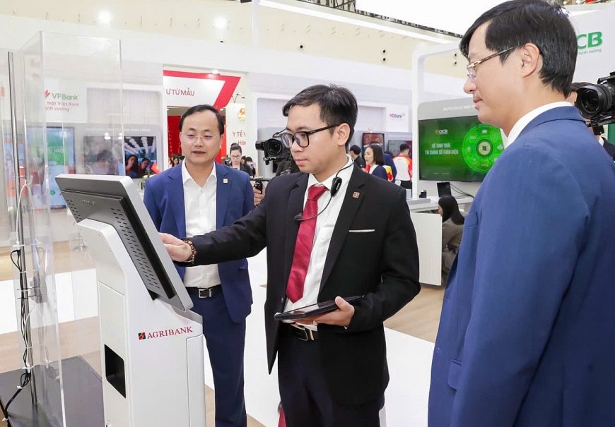 Đồng chí Tô Huy Vũ, Chủ tịch HĐTV Agribank tại Quầy giao dịch thông minh