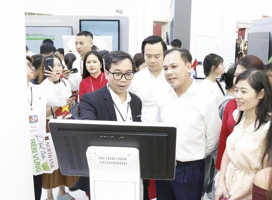 Khách hàng tham gia trải nghiệm công nghệ số tại Smart Kiosk của Agribank.