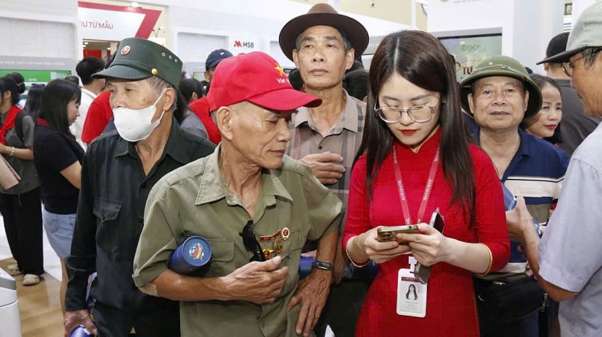 Gian hàng Agribank thu hút đông đảo khách tham quan và tham gia dịch vụ.