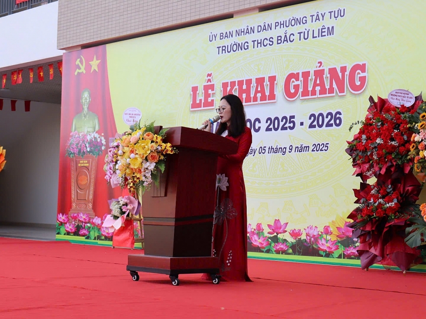 Cô Nguyễn Thị Hương Giang – Hiệu trưởng Trường THCS Bắc Từ Liêm phát biểu tại buổi lễ. 