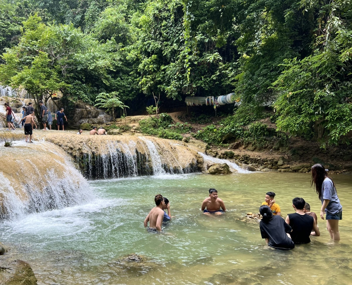 Tại Thác Mây có những vùng nước rộng, du khách có thể bơi trong dòng nước mát lành