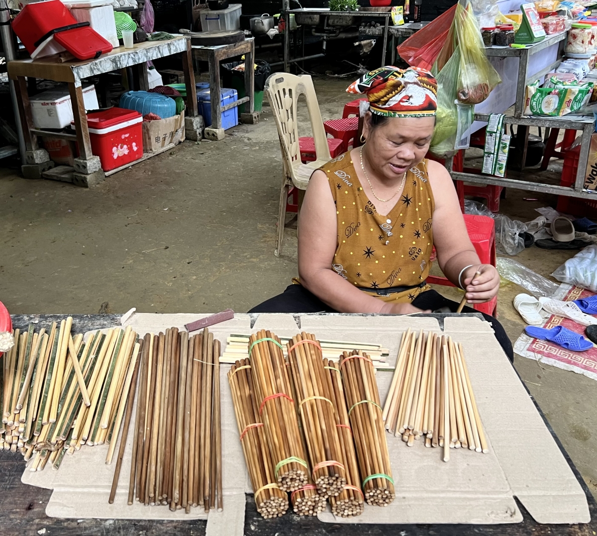 Đến Thác Mây, du khách nhớ mua đũa bương do người dân bản địa tự tay vót