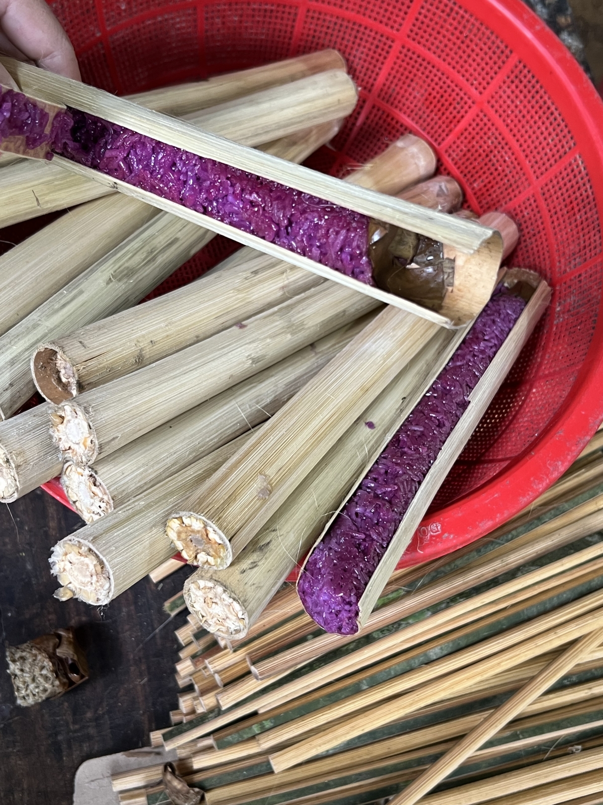 Cơm lam tím tại Thác Mây là một món ăn đăc trưng của đồng bào Mường Xứ Thanh