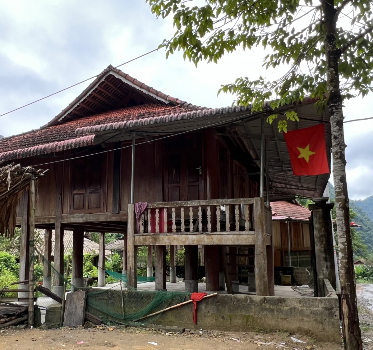 Quanh khu vực Thác Mây, đồng bào Mường còn giữ được nhiều ngôi nhà sàn truyền thống hàng trăm năm tuổi