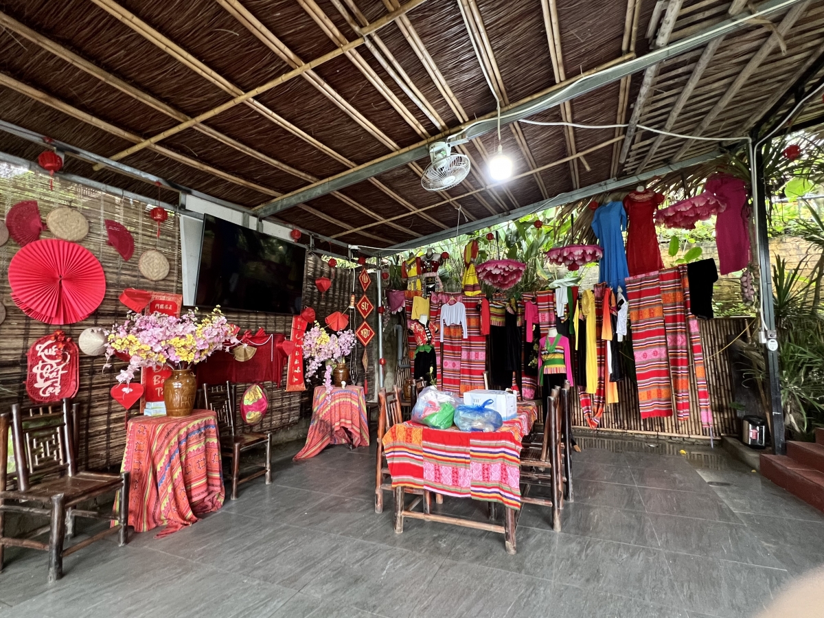 Góc trưng bày trang phục truyền thống tại Thác Mây Homstay & Restaurant