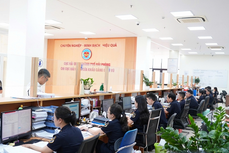 Hoạt động nghiệp vụ tại Hải quan cửa khẩu cảng Đình Vũ (Chi cục Hải quan khu vực III).