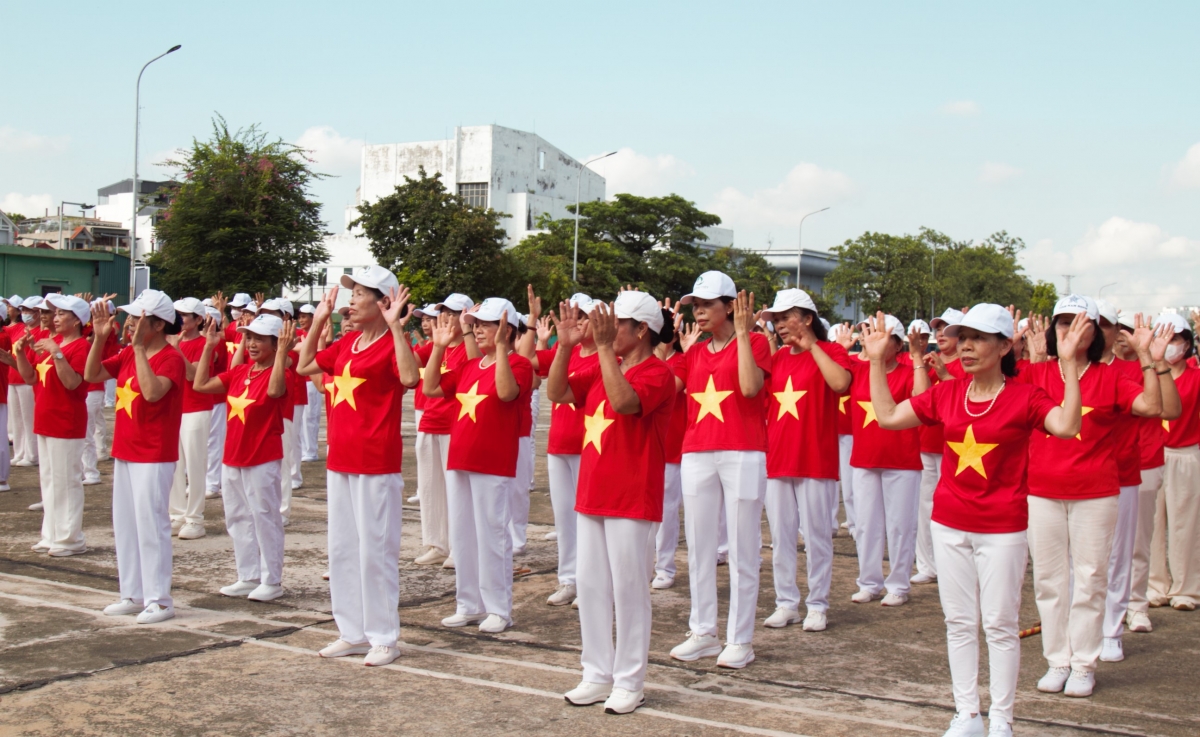 Gần 1.000 người cao tuổi đồng diễn dưỡng sinh và dân vũ tại Ngày hội Sức khỏe 2025