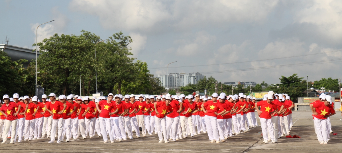 Gần 1.000 người cao tuổi đồng diễn dưỡng sinh và dân vũ tại Ngày hội Sức khỏe 2025