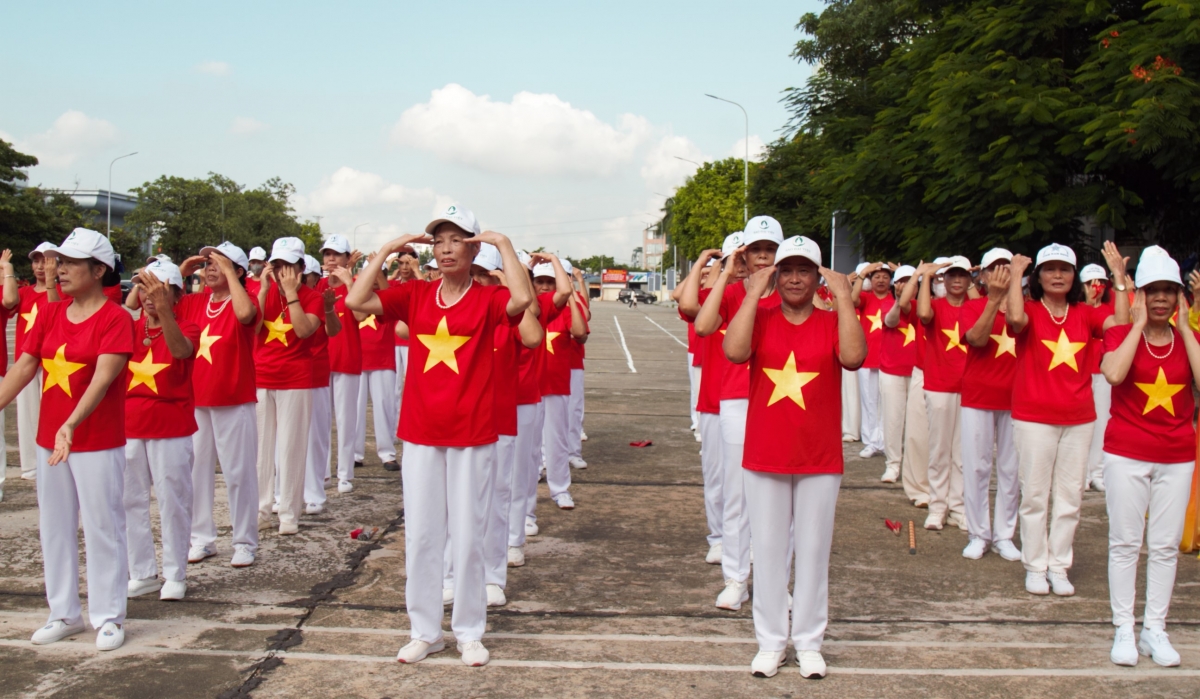 Gần 1.000 người cao tuổi đồng diễn dưỡng sinh và dân vũ tại Ngày hội Sức khỏe 2025