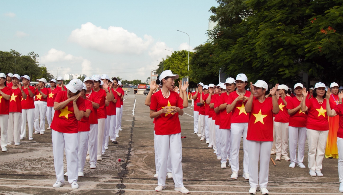 Gần 1.000 người cao tuổi đồng diễn dưỡng sinh và dân vũ tại Ngày hội Sức khỏe 2025