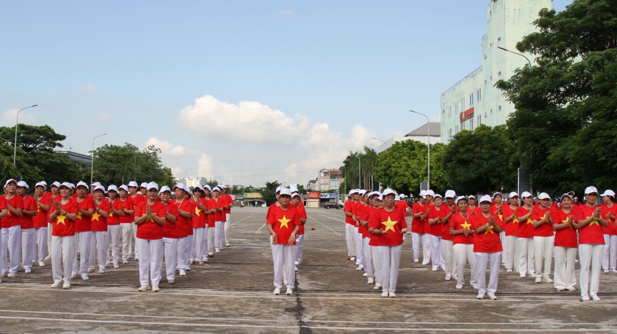 Gần 1.000 người cao tuổi đồng diễn dưỡng sinh và dân vũ tại Ngày hội Sức khỏe 2025