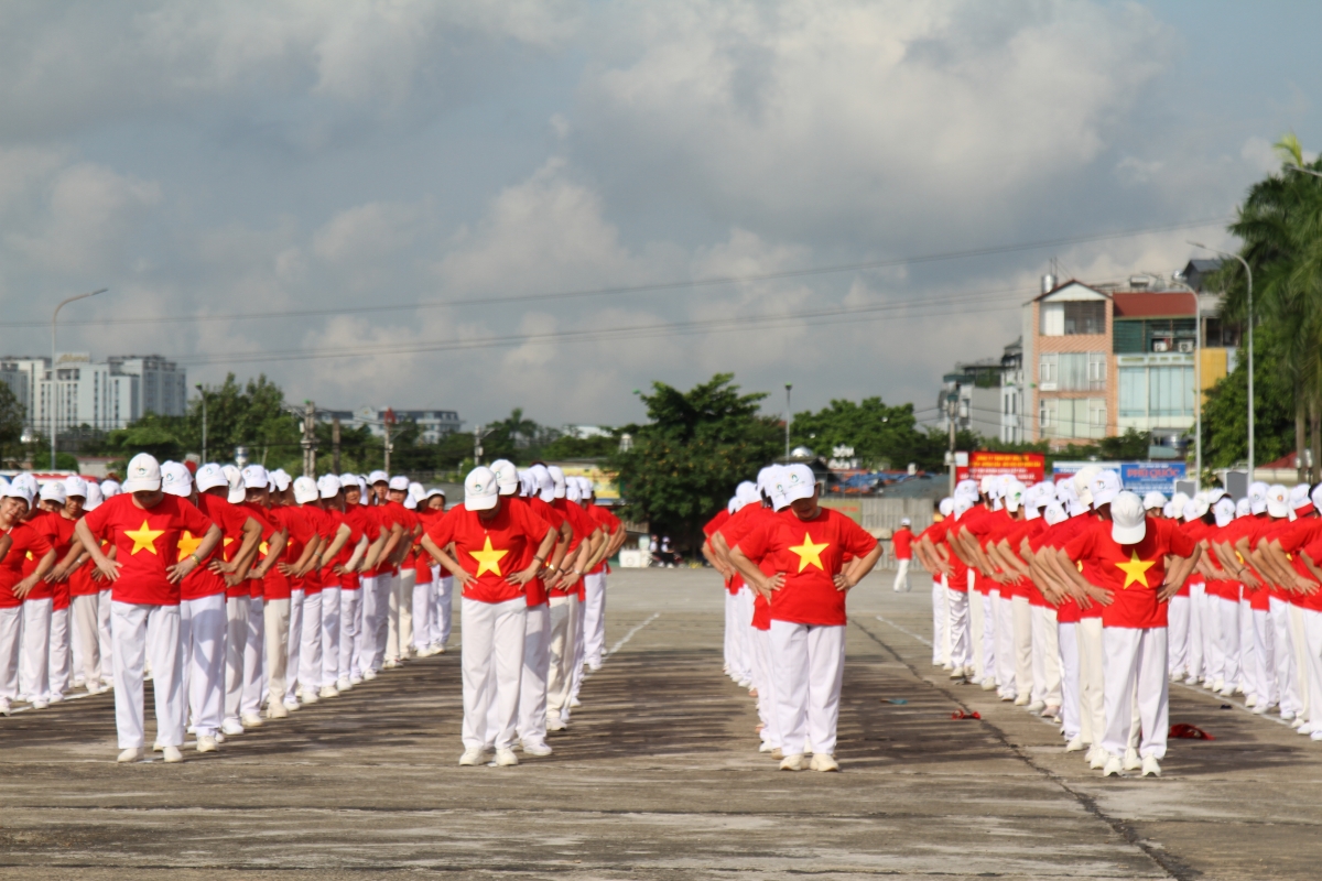 Gần 1.000 người cao tuổi đồng diễn dưỡng sinh và dân vũ tại Ngày hội Sức khỏe 2025