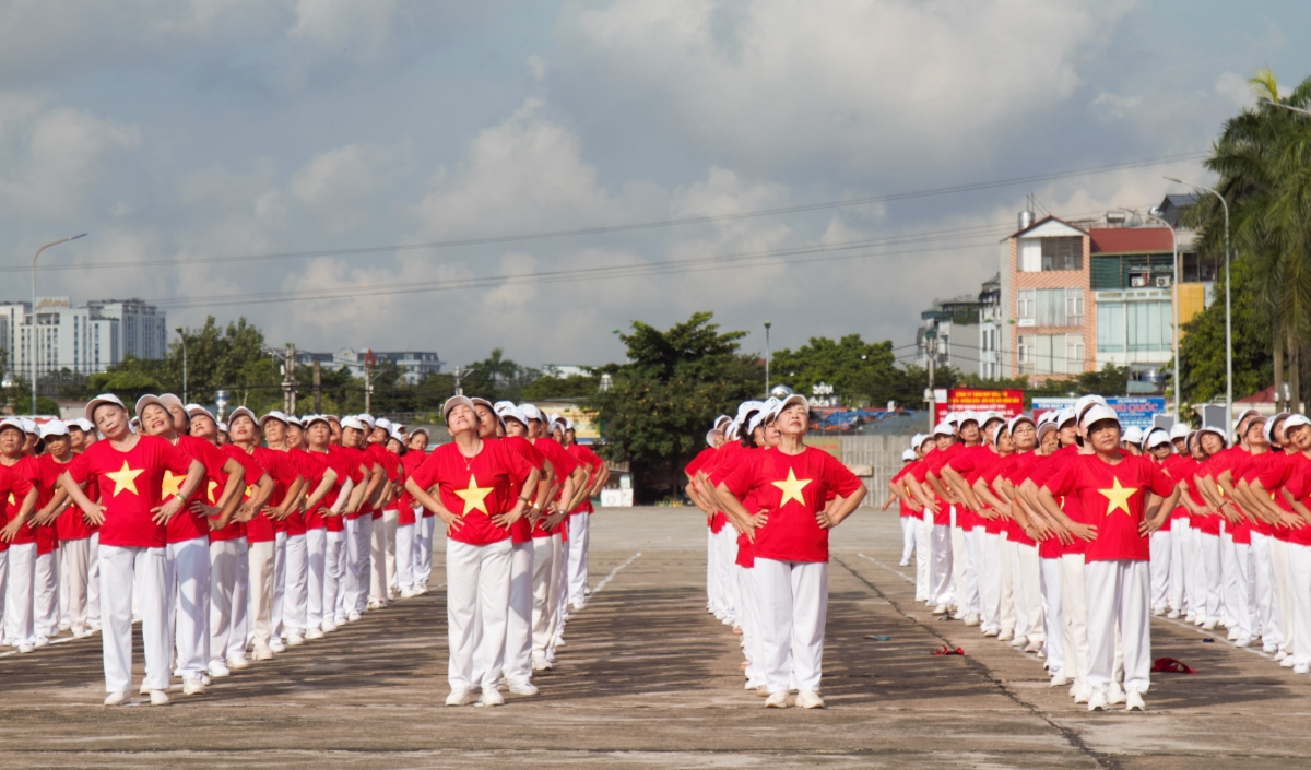 Gần 1.000 người cao tuổi đồng diễn dưỡng sinh và dân vũ tại Ngày hội Sức khỏe 2025