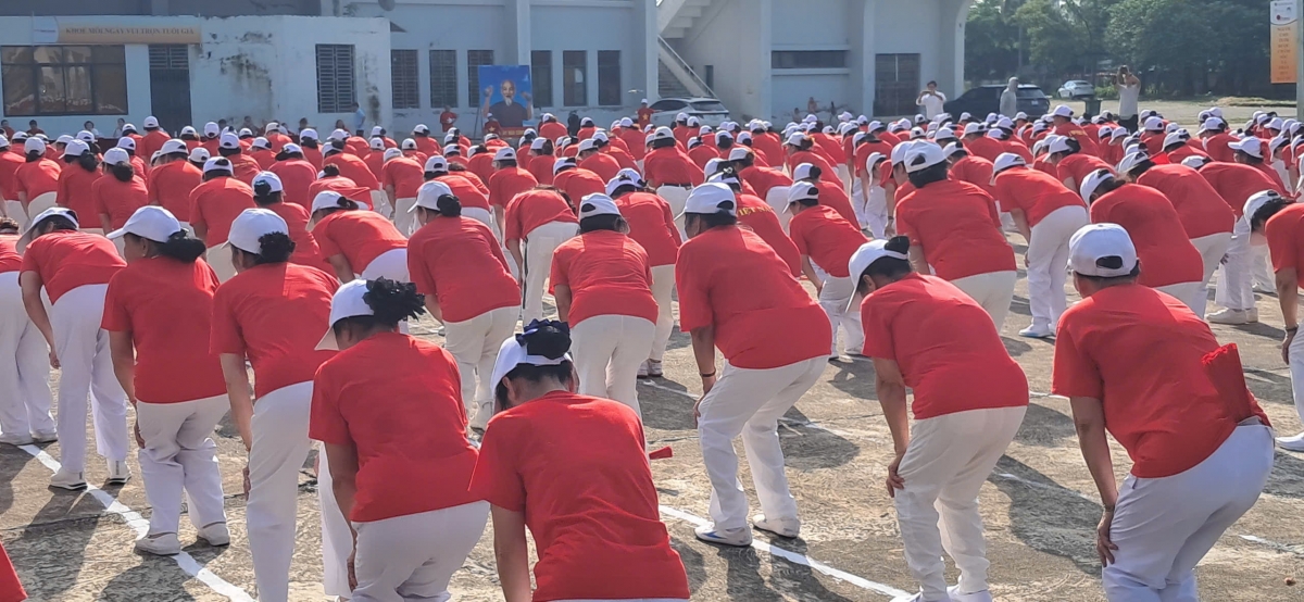 Gần 1.000 người cao tuổi đồng diễn dưỡng sinh và dân vũ tại Ngày hội Sức khỏe 2025