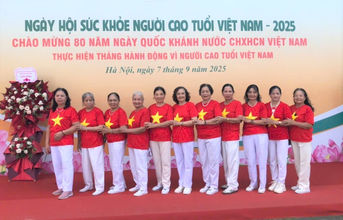 Các thành viên CLB Tân Xuân 5 phường Đông Ngạc tham gia Ngaỳ hội sức khỏe NCT năm 2025