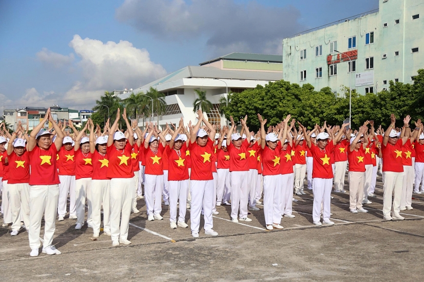 Gần 1.000 người cao tuổi đồng diễn dưỡng sinh và dân vũ tại Ngày hội sức khỏe 2025