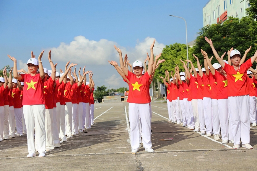 Gần 1.000 người cao tuổi đồng diễn dưỡng sinh và dân vũ tại Ngày hội sức khỏe 2025
