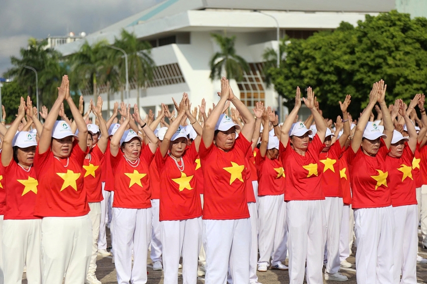 Gần 1.000 người cao tuổi đồng diễn dưỡng sinh và dân vũ tại Ngày hội sức khỏe 2025