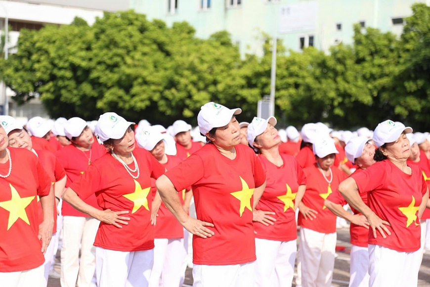 Gần 1.000 người cao tuổi đồng diễn dưỡng sinh và dân vũ tại Ngày hội sức khỏe 2025