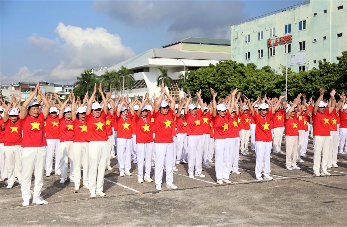Đồng diễn bài Dưỡng sinh kinh lạc tại Ngày hội sức khỏe NCT 2025