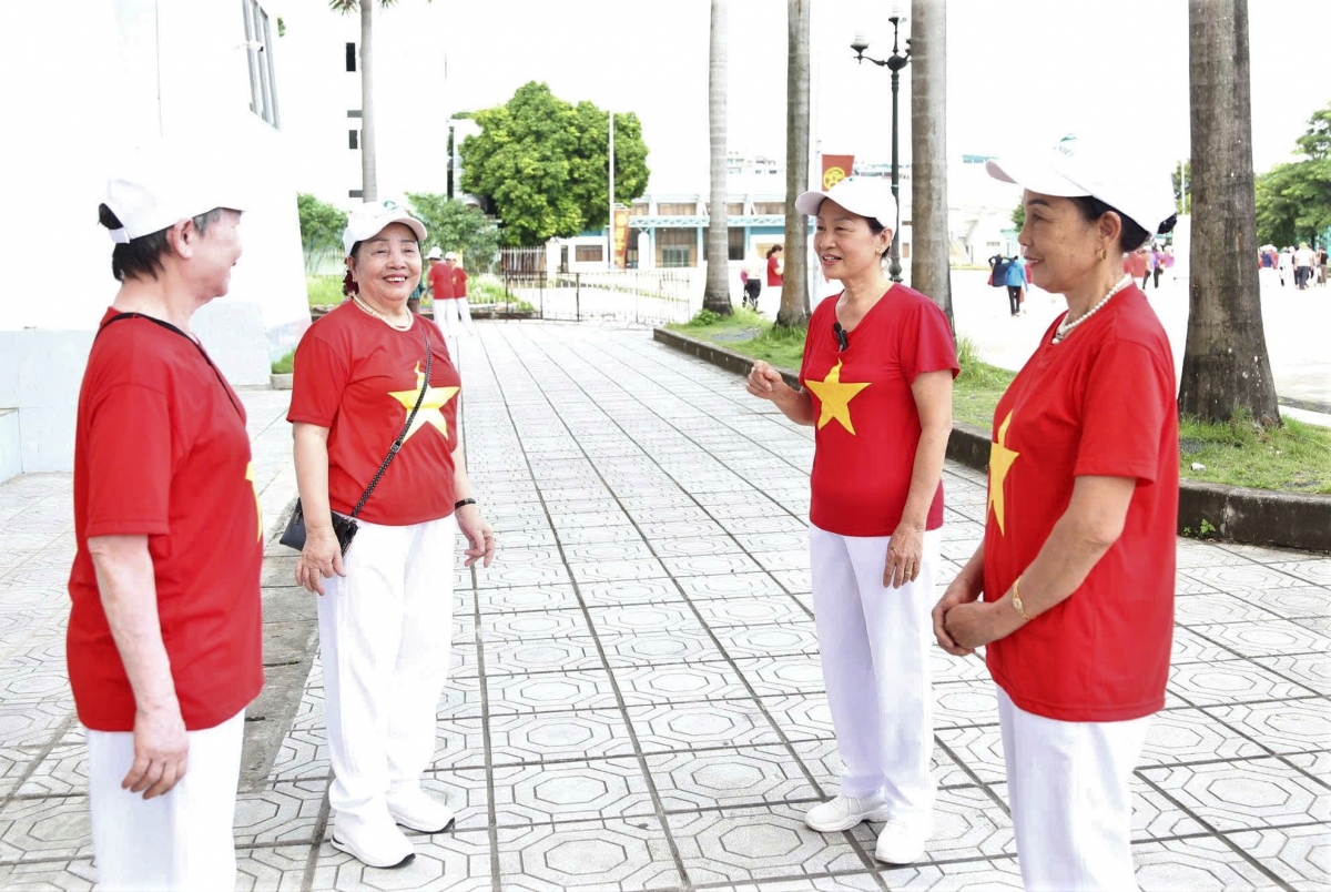 Bà Thanh cùng các thành viên trao đổi công tác chuẩn bị đội hình trước Ngày hội sức khỏe người cao tuổi