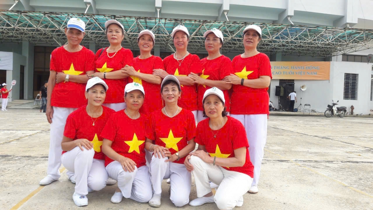 CLB Dưỡng sinh kinh lạc Tổ 8 Đức Thắng, phường Đông Ngạc tham gia Ngày hội sức khỏe người cao tuổi năm 2025