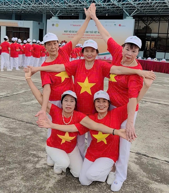 Một số hình ảnh về hoạt động của CLB Dưỡng sinh kinh lạc tổ 8 Đức Thắng, phường Đông Ngạc