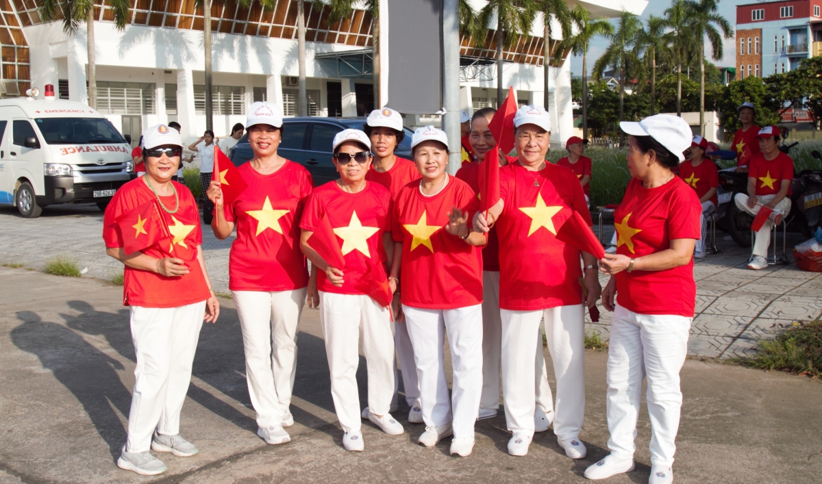 Thành viên CLB Tự chăm sóc Sức khỏe thôn Đoàn Kết, xã Xuân Phương (Hà Nội) chuẩn bị trước giờ đồng diễn tại Ngày hội Sức khỏe Người cao tuổi Việt Nam 2025.