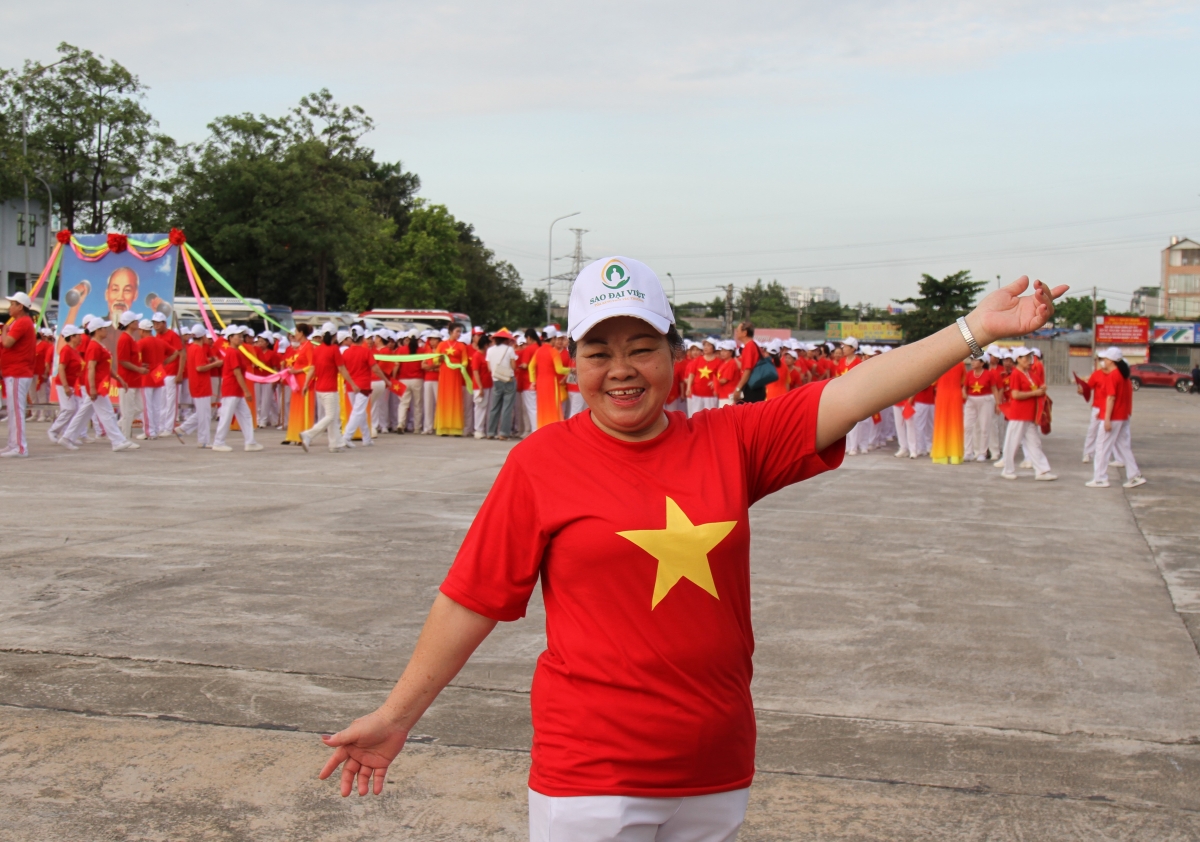 Bà Nguyễn Thị Oanh – Chủ nhiệm CLB Tự chăm sóc Sức khỏe Người cao tuổi tổ 15, phường Xuân Đỉnh (Hà Nội) tích cực tham gia Ngày hội Sức khỏe Người cao tuổi Việt Nam năm 2025, lan tỏa tinh thần “Tuổi cao – Gương sáng”.