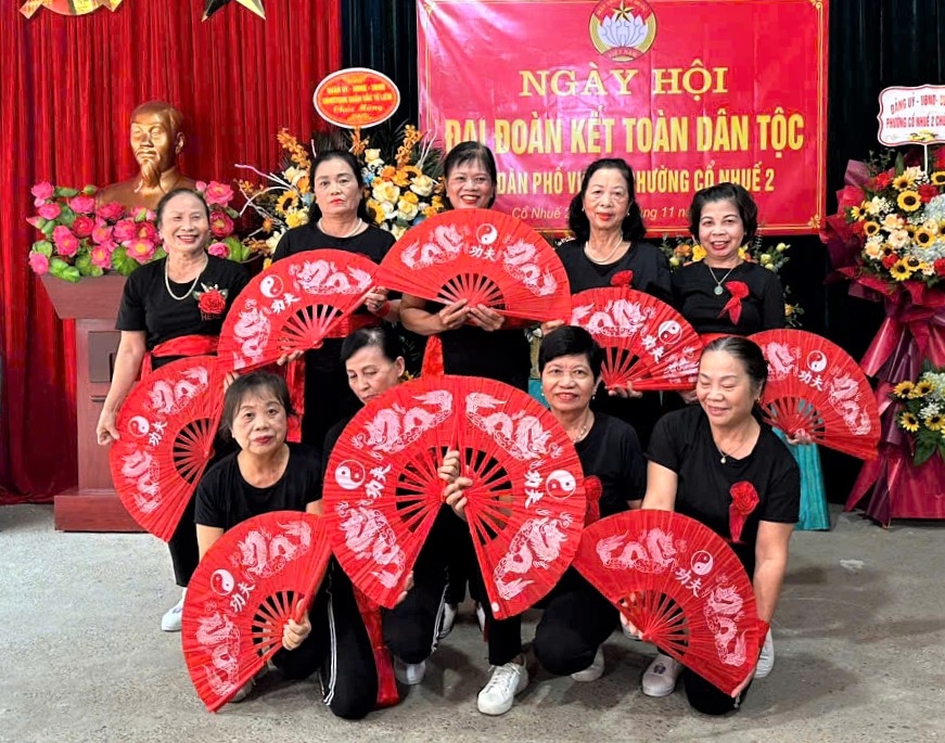 Tiết mục văn nghệ của CLB Tự chăm sóc sức khỏe tổ dân phố Viên 7, phường Đông Ngạc, TP Hà Nội