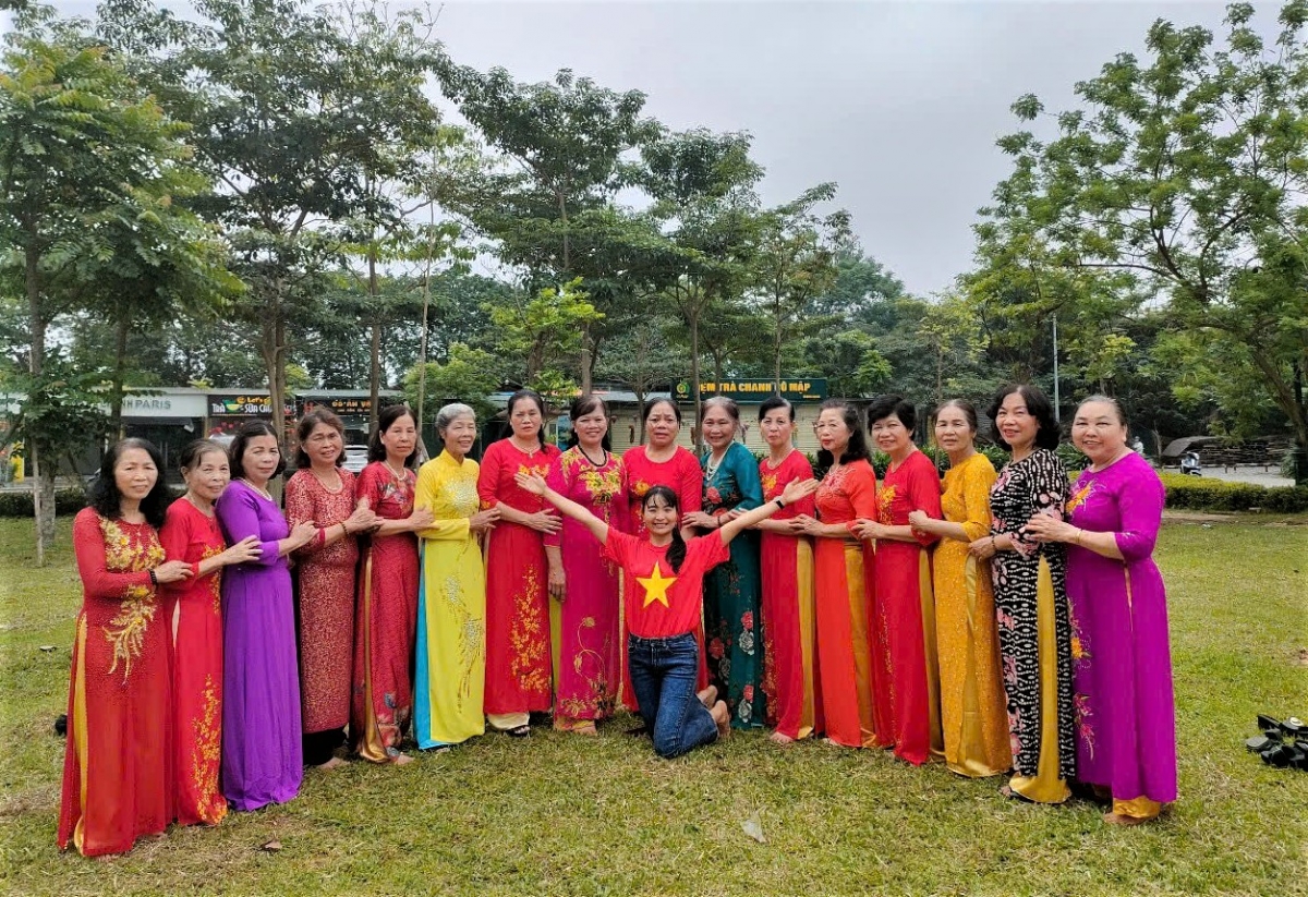 Các thành viên CLB Tự chăm sóc sức khỏe tổ dân phố Viên 7, phường Đông Ngạc, TP Hà Nội