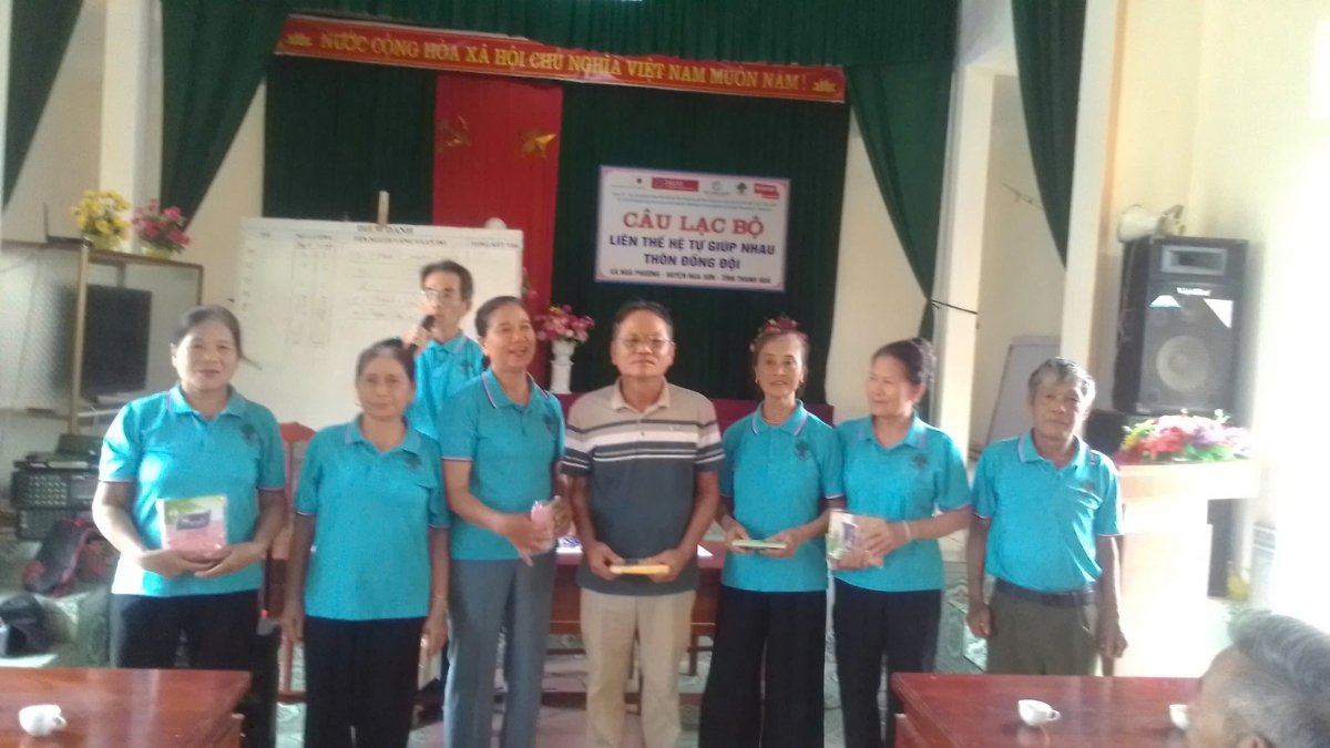 Trao quà cho các hội viên