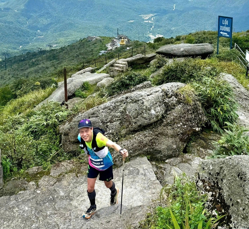 Vận động viên Nguyễn Trung Kiên(Hà Nội) số BIB 55051 tham gia chặng đua 50 km là VĐV thứ 3 chinh phục đỉnh Phù Vân. Ảnh Nguyễn Mạnh