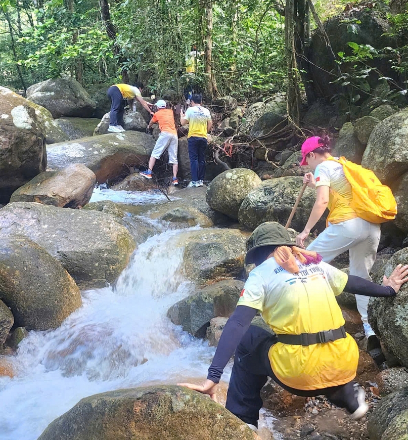 Các Vận động viên đang cùng nhau chinh phục đường đua. Ảnh : BTC.