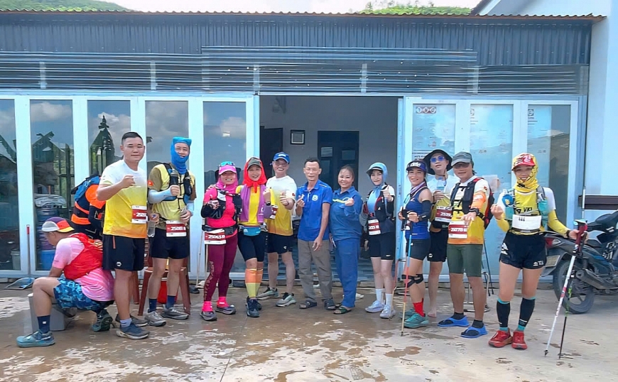 Bà Hoàng Thị Lý và chồng là ông Vũ Văn Học(thứ 6- thứ 7 từ phải sang)chụp ảnh lưu niệm với các VĐV