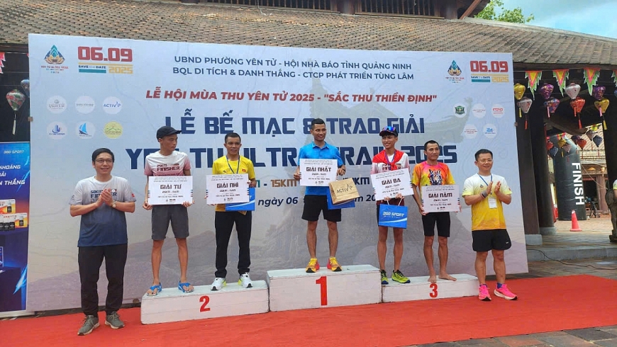   BTC trao giải cho các VĐV nam có thành tích xuất sắc tham gia chặng đua 25 km