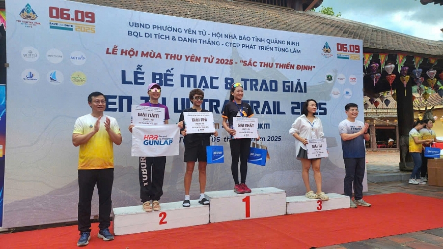 BTC trao giải cho các VĐV nữ có thành tích xuất sắc tham gia chặng đua 25 km