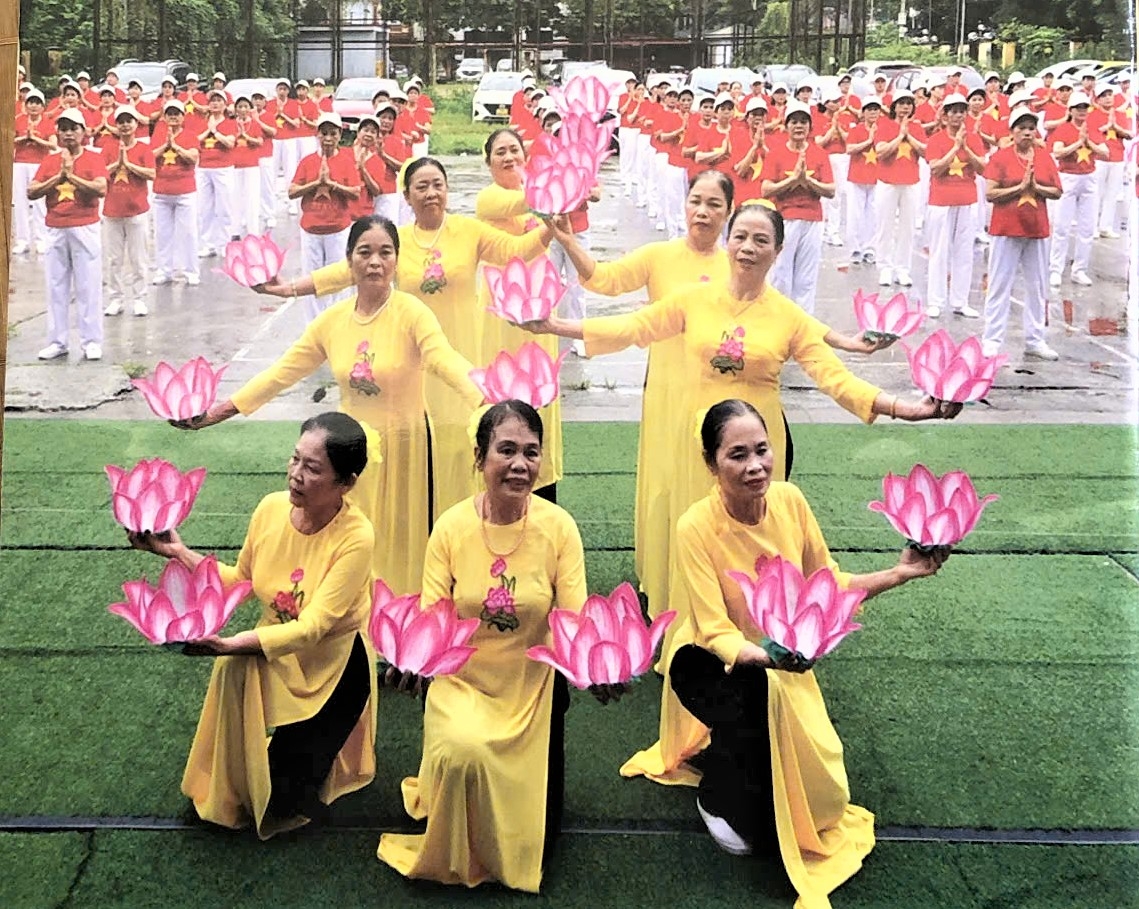 Tiết mục văn nghệ của NCT CLB Tự chăm sóc sức khỏe Táo Đỉnh