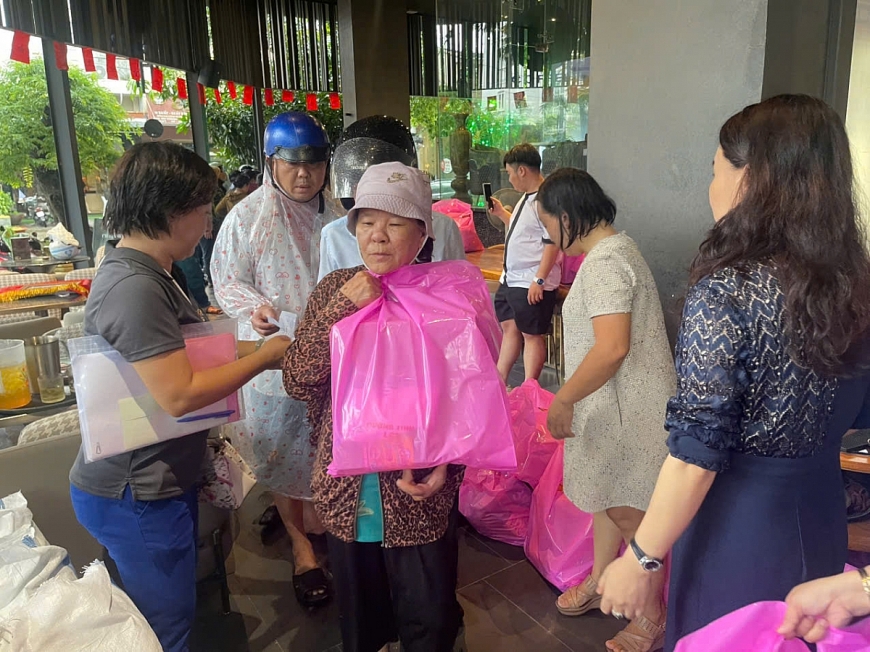 Trung tâm An sinh xã hội phường Tân Hưng, TP. Hồ Chí Minh trao phần quà an sinh, chăm lo người cao tuổi và các hộ gia đình khó khăn trên địa bàn