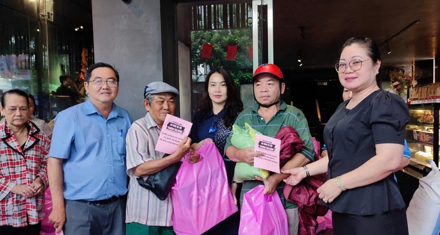 Trung tâm An sinh xã hội phường Tân Hưng, TP. Hồ Chí Minh trao phần quà an sinh, chăm lo người cao tuổi và các hộ gia đình khó khăn trên địa bàn