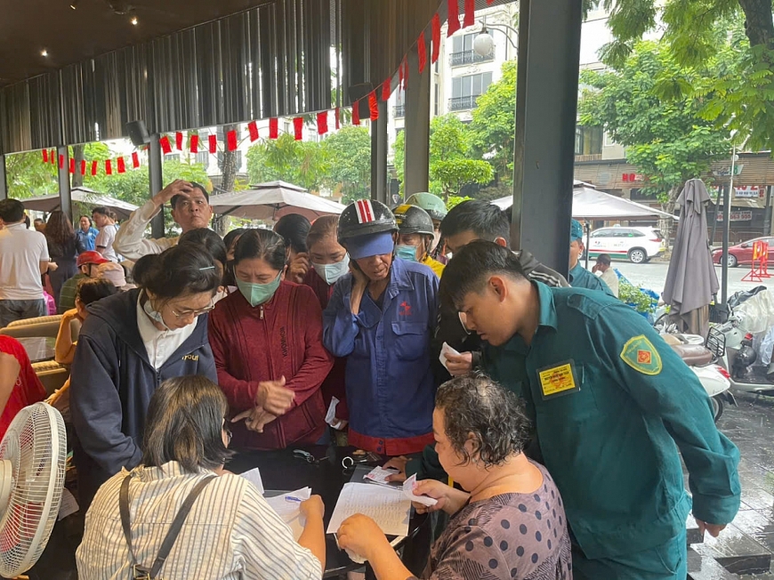 Trung tâm An sinh xã hội phường Tân Hưng, TP. Hồ Chí Minh trao phần quà an sinh, chăm lo người cao tuổi và các hộ gia đình khó khăn trên địa bàn