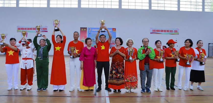 Ban tổ chức trao giải cho các CLB đạt giải tại hội thao TDDS