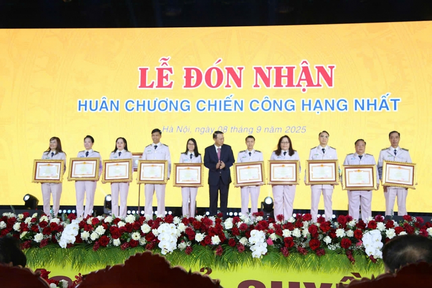 Thừa uỷ quyền, Thứ trưởng Bộ Tài chính Nguyễn Đức Chi trao Bằng khen của Thủ tướng Chính phủ cho các tập thể, cá nhân của Hải quan Việt Nam.